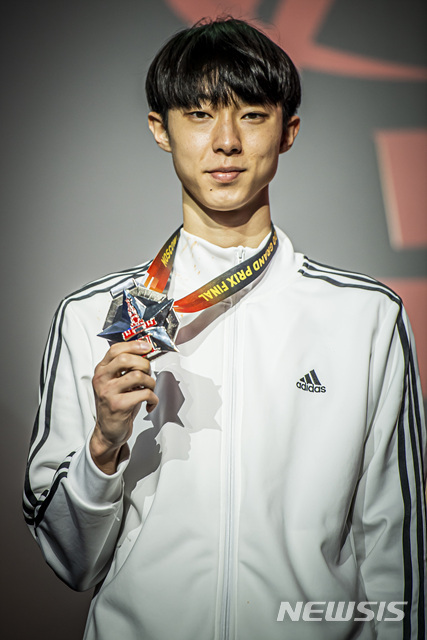 [서울=뉴시스] 장준이 7일(현지시간) 러시아 모스크바 디나모 경기장에서 열린 2019 세계태권도연맹(WT) 월드태권도 그랑프리 파이널 남자 58㎏급에서 은메달을 딴 뒤 포즈를 취하고 있다. (사진 = WT 제공)&nbsp; 