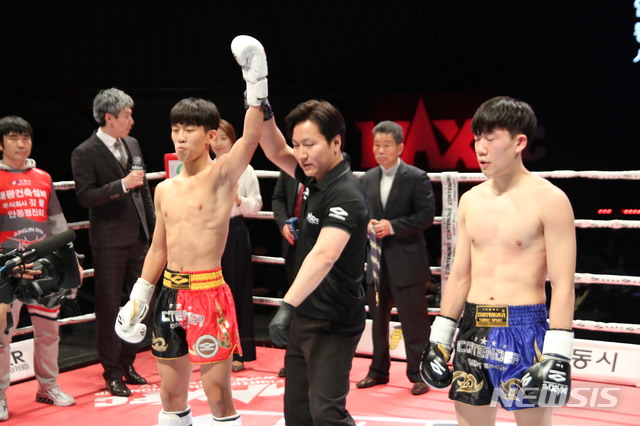  [안동=뉴시스] 김진호 기자 = 'MAX FC 20 안동' 퍼스트리그 경기 중 6경기에서 김태완(17·안동정진)이 김재호(20·청주 더송짐)를 KO로 승리한 후 손을 번쩍 들어올리고 있다. (사진=MAX FC 제공) photo@newsis.com