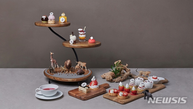 [서울=뉴시스]롯데호텔서울 '페닌슐라 라운지 & 바'의 '2020 머스트 비 스트로베리'