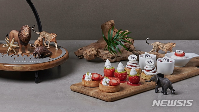 [[서울=뉴시스]롯데호텔서울 '페닌슐라 라운지 & 바'의 '2020 머스트 비 스트로베리' 