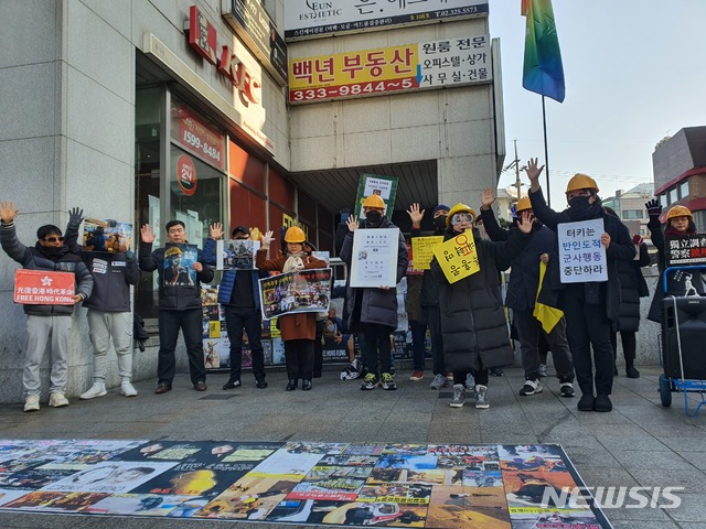 [서울=뉴시스] 김정현 수습기자='홍콩의 민주화 운동에 함께하는 한국 시민 모임'이 8일 오후 2시께 서울 마포구 홍대입구역에서 홍콩 시민들의 5대 요구 수용촉구 및 인권과 민주주의를 요청하는 연대집회를 열었다. 2019.12.08. ddobagi@newsis.com