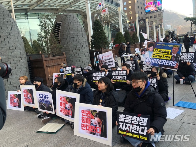 [서울=뉴시스] 최서진 수습기자=8일 오후 3시께 '노동자연대 학생그룹'은 8일 오후 3시께 서울 중구 소재 주한 중국대사관 앞에서 '세계인권의 날 기념 학생·청년·홍콩 항쟁 연대 행동'을 열었다. 2019.12.08. westjin@newsis.com
