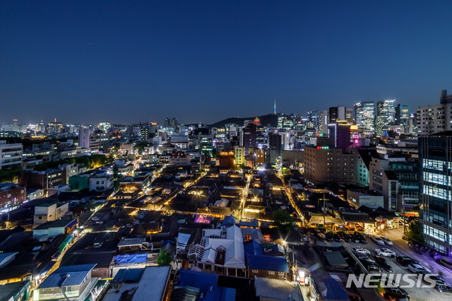 [서울=뉴시스]이비스 앰배서더 서울 인사동 루프톱에서 바라본 서울 종로구 익선동 어느 겨울 야경