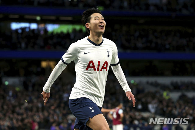 [런던(영국)=AP/뉴시스]잉글랜드 프로축구 프리미어리그(EPL)의 손흥민(27)이 8일(한국시간) 영국 런던의 토트넘 홋스퍼 스타디움에서 벌어진 번리와의 2019~2020 EPL 16라운드에서 1골 1도움을 올리며 토트넘의 5-0 대승에 일조했다. 손흥민은 2-0으로 앞선 전반 32분 약 70m 거리를 돌파한 후, 팀의 세 번째 골을 터뜨렸다.&nbsp; 