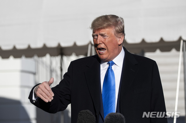  [워싱턴=AP/뉴시스]도널드 트럼프 미 대통령이 7일 백악관에서 플로리다주로 향하기 위해 전용 헬기 마린 원에 탑승하기 전 기자들과 이야기하고 있다. 트럼프는 이날 "비핵화 문제가 협상 테이블 위에서 치워졌다"는 김성 유엔주재 북한 대사의 발언에 대해 "북한과 좋은 관계를 유지하고 있다"고 강조하면서 발언의 중요성을 폄하했다. 2019.12.8 