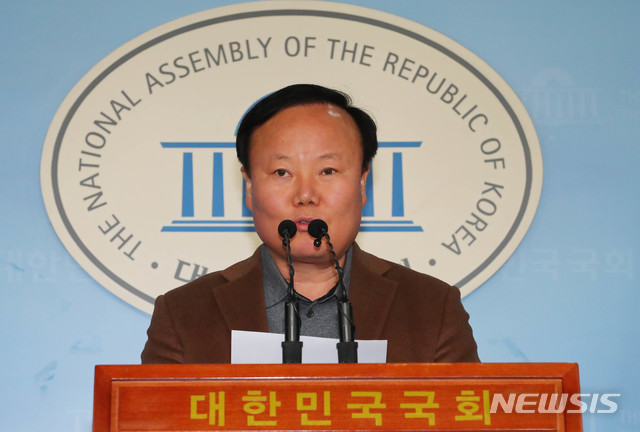 [서울=뉴시스] 장세영 기자 = 자유한국당 김재원 예결위원장이 8일 오전 서울 여의도 국회 정론관에서&nbsp; 법적 근거가 없는 4+1 협의체에 대한 예산안 심사와 기획재정부 공무원들의 동원을 비판하며 기자회견을 갖고 있다.&nbsp; 2019.12.08. photothink@newsis.com