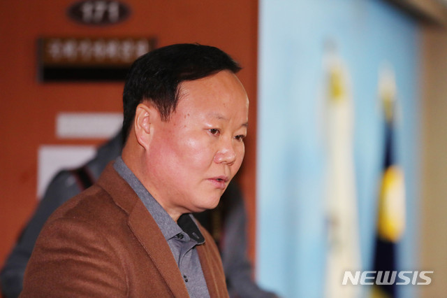 [서울=뉴시스] 장세영 기자 = 자유한국당 김재원 예결위원장이 8일 오전 서울 여의도 국회 정론관에서 4+1 협의체에 대한 예산안 심사와 기획재정부 공무원들의 불법 동원 비판 기자회견을 끝낸 후 취재진의 질문에 답하도 있다. 2019.12.08.&nbsp; photothink@newsis.com