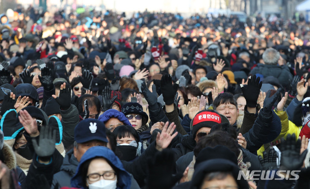 [서울=뉴시스]박미소 기자 = 지난 8일 오전 서울 종로구 광화문 교보빌딩 앞에서 문재인하야범국민투쟁본부 주최로 '대한민국 바로세우기 국민대회, 전국교회 주일연합예배'가 열리고 있다. 2019.12.08. misocamera@newsis.com