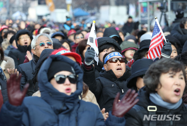 [서울=뉴시스]박미소 기자 = 8일 오전 서울 종로구 광화문 교보빌딩 앞에서 문재인하야범국민투쟁본부 주최로 열린 '대한민국 바로세우기 국민대회, 전국교회 주일연합예배'에서 시민들이 예배를 드리고 있다.2019.12.08. misocamera@newsis.com