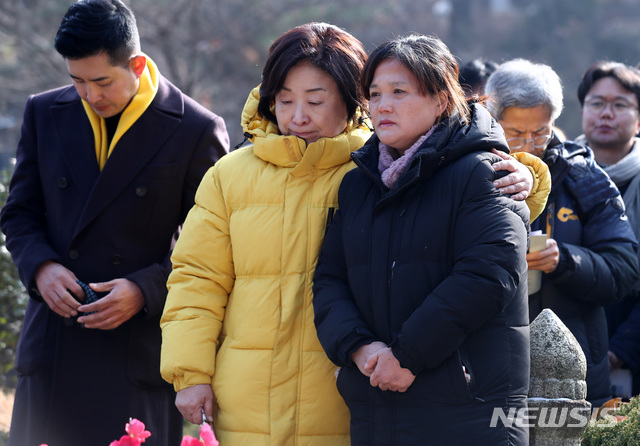 [남양주=뉴시스] 이영환 기자 = 심상정 정의당 대표가 지난 8일 오전 경기 남양주시 마석 모란공원에서 거행된 고 김용균 노동자 1주기 추도식에 참석해 고 김용균 노동자의 어머니 김미숙씨를 위로하고 있다. 2019.12.08.&nbsp; 20hwan@newsis.com