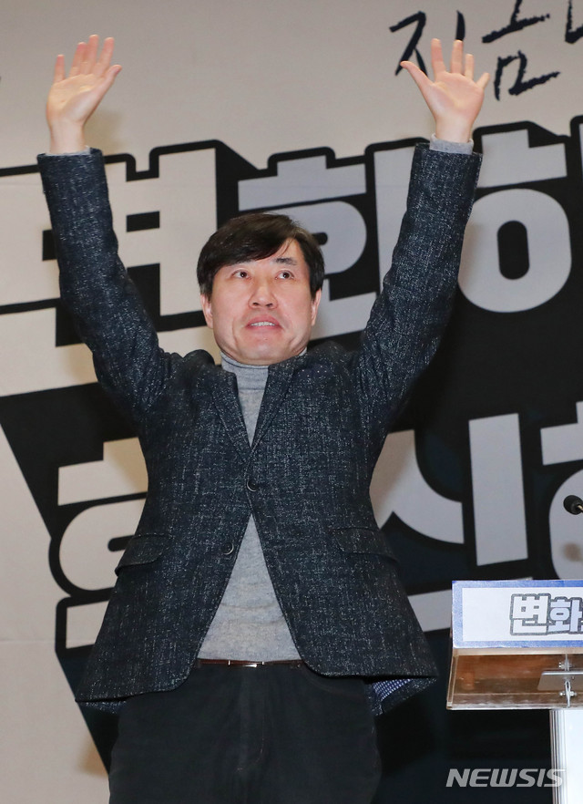 [서울=뉴시스] 장세영 기자 = 하태경 변화와 혁신 창당준비위원장이 8일 서울 여의도 국회 의원회관에서 열린 변화와 혁신 중앙당 발기인 대회에 참석해 창당준비위원장으로 선출 된 후 당원들의 환호에 손을 들어 답하고 있다. 2019.12.08.&nbsp; photothink@newsis.com