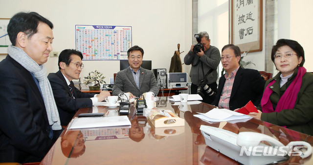 [서울=뉴시스] 장세영 기자 = 김관영(왼쪽부터) 바른미래당 의원, 윤소하 정의당 원내대표, 윤호중 더불어민주당 사무총장, 유성엽 대안신당 창당준비위원장, 박주현 민주평화당 의원이 8일 오전 서울 여의도 국회에서 열린 여야 4+1 선거법 협의체 회의에 참석해 대화를 나누고 있다. 2019.12.08.&nbsp; photo@newsis.com