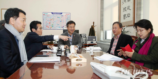 [서울=뉴시스] 장세영 기자 = 김관영(왼쪽부터) 바른미래당 의원, 윤소하 정의당 원내대표, 윤호중 더불어민주당 사무총장, 유성엽 대안신당 창당준비위원장, 박주현 민주평화당 의원이 8일 오전 서울 여의도 국회에서 열린 여야 4+1 선거법 협의체 회의에 참석해 대화를 나누고 있다. 2019.12.08. photo@newsis.com