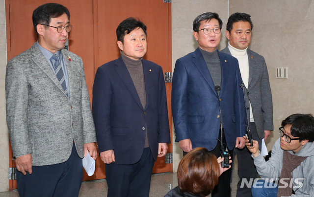 [서울=뉴시스] 장세영 기자 = 전해철 더불어민주당 예산결산특별위원회 간사를 비롯한 소속 의원들이 8일 오후 서울 여의도 국회 정론관에서 "내일 본회의에서 내년도 예산안이 처리될 예정" 이라며 기자회견을 하고 취재진의 질문에 답하고 있다. 사진은 더불어민주당 맹성규(왼쪽 부터) 의원, 최인호 의원, 전해철 의원, 임종성 의원. 2019.12.08.&nbsp; photothink@newsis.com