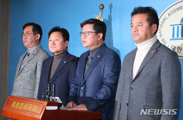 [서울=뉴시스] 장세영 기자 = 전해철 더불어민주당 예산결산특별위원회 간사를 비롯한 소속 의원들이 8일 오후 서울 여의도 국회 정론관에서 "내일 본회의에서 내년도 예산안이 처리될 예정" 이라며 기자회견을 하고 있다. 사진은 더불어민주당 맹성규(왼쪽 부터) 의원, 최인호 의원, 전해철 의원, 임종성 의원. 2019.12.08. photothink@newsis.com