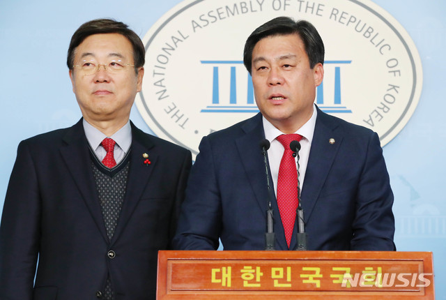 [서울=뉴시스] 장세영 기자 = 김선동(오른쪽) 자유한국당 의원이 8일 오후 서울 여의도 국회 정론관에서 정책위의장 후보로 출마하는 김종석 의원과 함께 자유한국당 원내대표 경선 출마선언 발표를 하고 있다. 2019.12.08. photothink@newsis.com