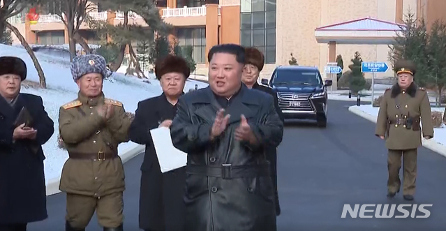 [서울=뉴시스]북한 조선중앙TV는 "김정은 국무위원장이 양덕온천문화휴양지 준공식에７일 참석했다"고 8일 보도했다. 2019.12.08. (사진=조선중앙TV 캡처) photo@newsis.com