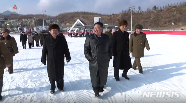 [서울=뉴시스]북한 조선중앙TV는 "김정은 국무위원장이 양덕온천문화휴양지 준공식에７일 참석했다"고 지난 8일 보도했다. 2019.12.08. (사진=조선중앙TV 캡처) photo@newsis.com