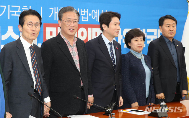 [서울=뉴시스] 장세영 기자 = 윤소하(왼쪽 부터) 정의당 원내대표, 유성엽 대안신당 창당준비위원장, 이인영 더불어민주당 원내대표, 조배숙 민주평화당 원내대표 김관영 바른미래당 최고위원 8일 오후 서울 여의도 국회에서 예산 및 패스트트랙 관련 4+1 협의체 원내대표급 회동에 참석하고 있다. 2019.12.08.&nbsp; photo@newsis.com