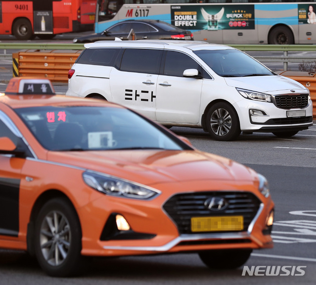 [서울=뉴시스] 이영환 기자 = 지난 6일 국회 국토교통위원회에서 '타다 금지법'으로 불리는 '여객자동차 운수사업법 일부개정법률안'이 의결된 가운데 8일 오후 서울 용산구 서울역 인근 도로에서 타다 차량이 이동하고 있다. '타다 금지법'을 비롯해 의결된 법률안은 법제사법위원회 심사와 본회의 심의를 거쳐 시행된다. 2019.12.08.&nbsp; 20hwan@newsis.com