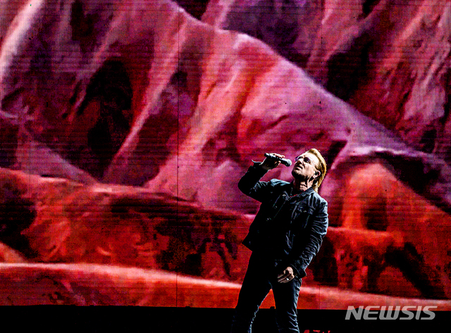 [서울=뉴시스]최진석 기자 = 록밴드 유투(U2)의 보컬 보노가 8일 오후 서울 고척스카이돔에서 열린 첫 내한공연에서 멋진 무대를 선보이고 있다. (사진=라이브네이션 코리아 제공) 2019.12.08. photo@newsis.com