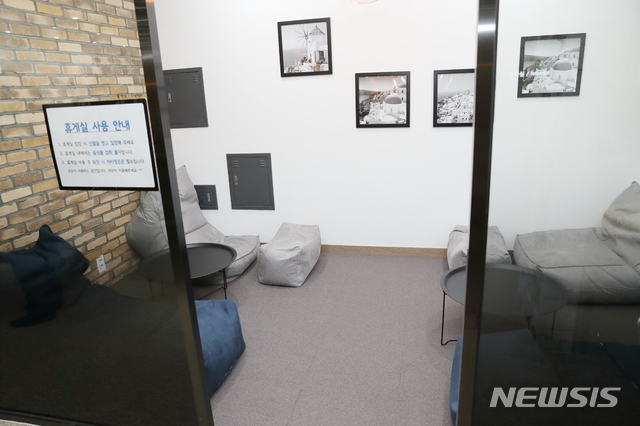 [서울=뉴시스] 서울 영등포구에서 조성한 스터디카페. (사진=서울 영등포구 제공)