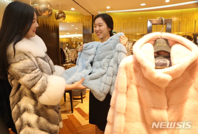 [서울=뉴시스] 롯데백화점 본점에서 고객이 모피를 소개받는 모습. 롯데백화점 제공.