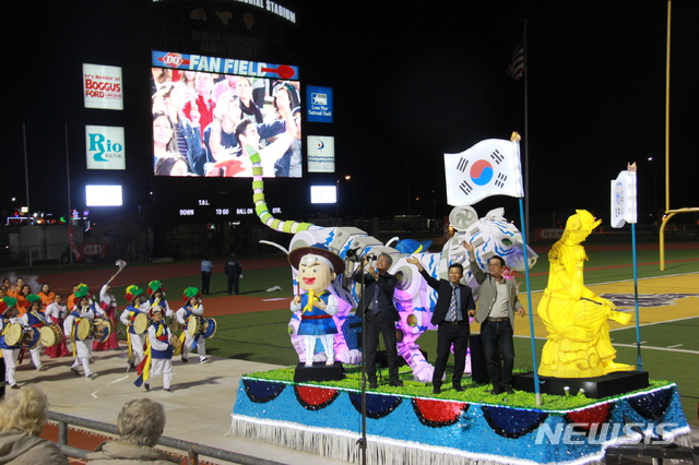 [진주=뉴시스] 진주남강유등축제 미국 텍사스주 맥알렌 홀리데이 퍼레이드 참가.