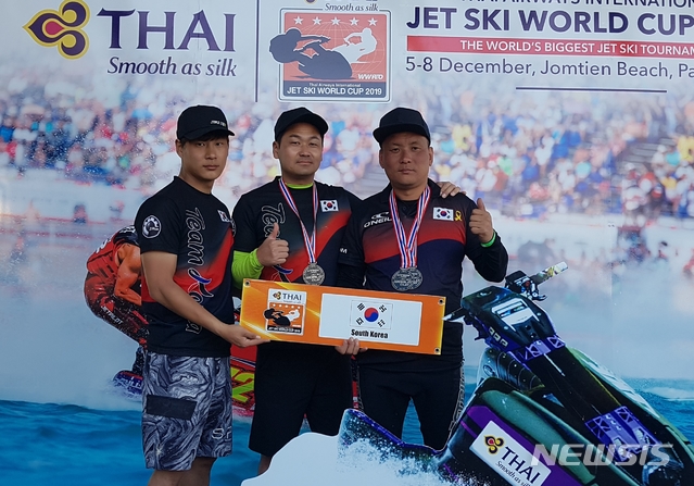  [안동=뉴시스] 김진호 기자 = '2019 태국 국제 제트스키 월드컵'에 출전한 우리나라 대표 선수들이 기념사진을 찍고 있다. 왼쪽부터 김일란·이민·김지연 선수. 이들 중 이민·김지연 선수는 TOP10에 진입하며 메달을 획득했다. (사진=안동시 제트스키협회 제공) 2019.12.09 photo@newsis.com