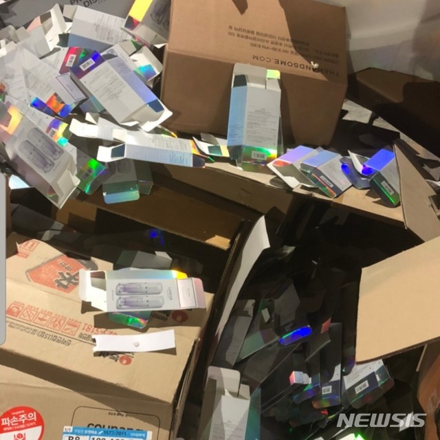 관광객들이 버리고 간 것으로 추정되는 화장품 케이스가 무분별 하게 버려져 있는 모습.(사진=독자 제공)