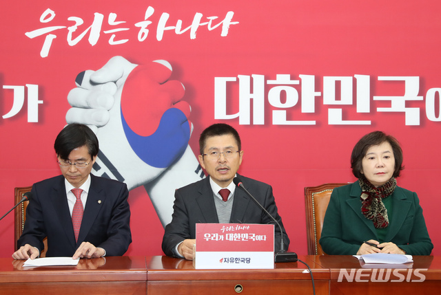 [서울=뉴시스] 고승민 기자 = 황교안 자유한국당 대표가 9일 서울 여의도 국회에서 열린 당 최고위원회의에서 모두발언하고 있다. 2019.12.09.&nbsp; kkssmm99@newsis.com