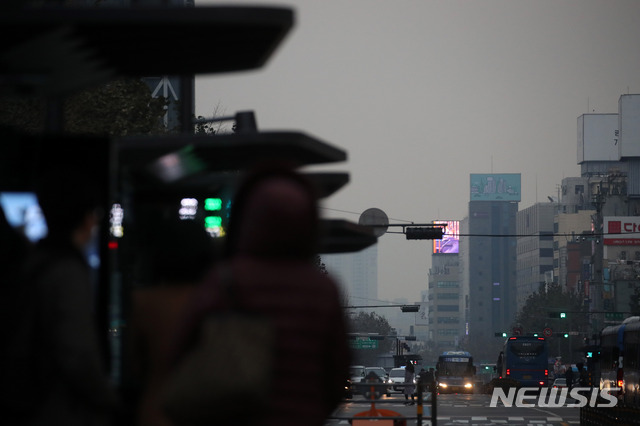 [서울=뉴시스]김선웅 기자 = 서울 초미세먼지 농도가 나쁨 상태를 나타낸 9일 오전 서울 종로 일대가 흐리게 보이고 있다. 2019.12.09. mangusta@newsis.com