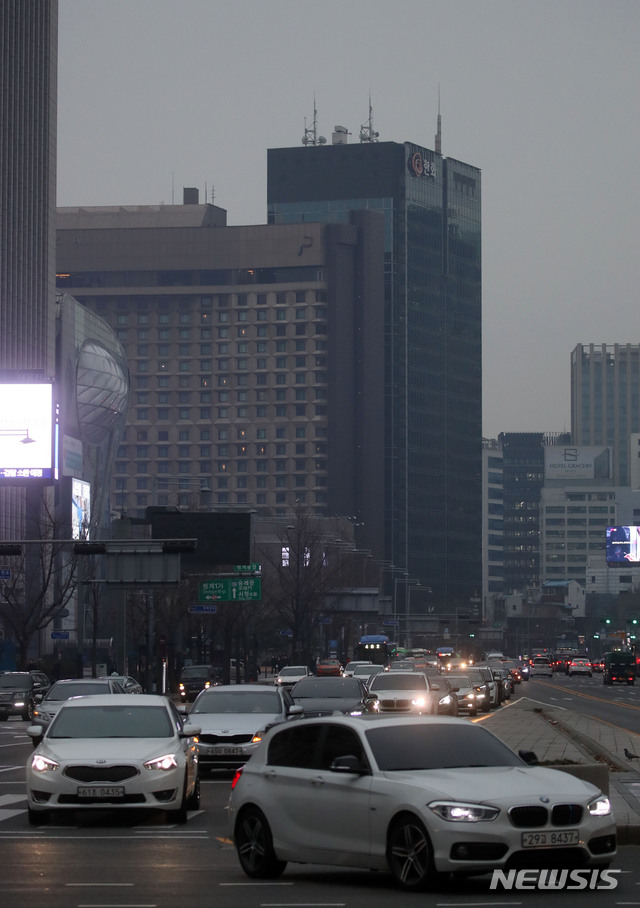 [서울=뉴시스]김선웅 기자 = 지난 9일 오전 서울 종로구 세종로사거리에서 차량들이 전조등을 켜고 운행하고 있다. 2019.12.09. mangusta@newsis.com