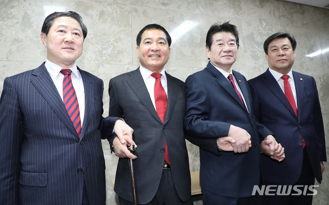 [서울=뉴시스] 이종철 기자  = 자유한국당 원내대표 경선에 출마한 유기준(왼쪽부터), 심재철, 강석호, 김선동 의원이 9일 오전 서울 여의도 국회에서 열린 의원총회에서 손을 맞잡고 있다. 2019.12.09.jc4321@newsis.com