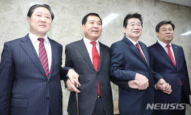 [서울=뉴시스] 이종철 기자 = 자유한국당 원내대표 경선에 출마한 유기준(왼쪽부터), 심재철, 강석호, 김선동 의원이 9일 오전 서울 여의도 국회에서 열린 의원총회에서 손을 맞잡고 있다. 2019.12.09.jc4321@newsis.com