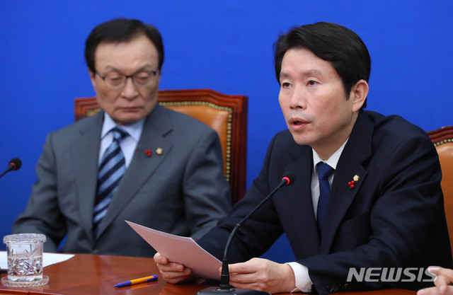 [서울=뉴시스] 장세영 기자 = 이인영(오른쪽) 더불어민주당 원내대표가 9일 오전 서울 여의도 국회에서 열린 더불어민주당 최고위원회의에 참석해 모두발언을 하고 있다. 2019.12.09. photothink@newsis.com