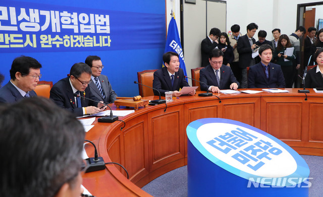 [서울=뉴시스] 장세영 기자 = 이인영(오른쪽 네번째) 더불어민주당 원내대표가 9일 오전 서울 여의도 국회에서 열린 더불어민주당 최고위원회의에 참석해 모두발언을 하고 있다. 2019.12.09. photothink@newsis.com