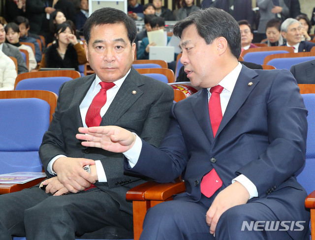 [서울=뉴시스] 장세영 기자 = 자유한국당 원내대표 경선에 출마한 심재철(왼쪽부터), 김선동 의원이 9일 오전 서울 여의도 국회에서 열린 원내대표 경선 의원총회에 참석해 대화를 나누고 있다. 2019.12.09. photothink@newsis.com