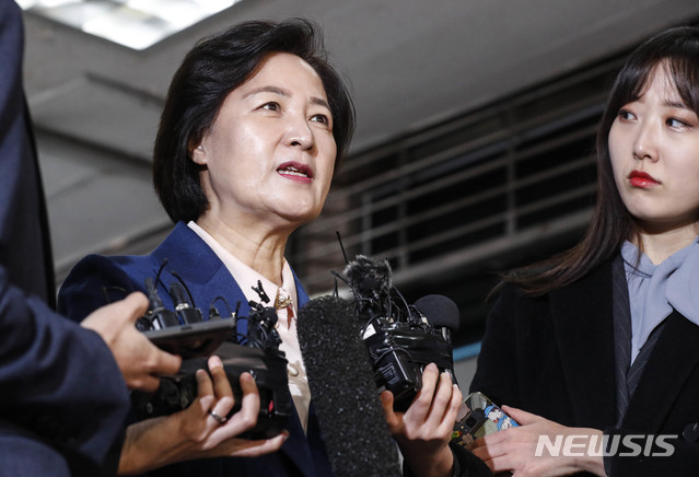 [서울=뉴시스] 박민석 수습기자 = 추미애 법무부 장관 후보자가 9일 오전 인사청문회 준비단 사무실이 마련된 서울 양천구 법무부 서울남부준법지원센터로 출근하며 기자들과 질의응답을 하고 있다. 2019.12.09. mspark@newsis.com 