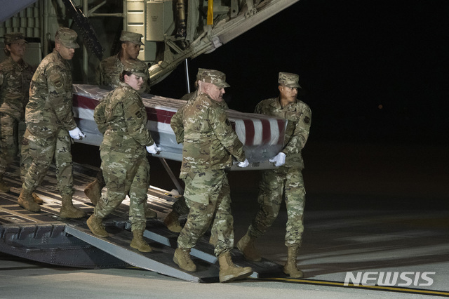 [도버=AP/뉴시스]지난해 12월8일(현지시간) 미 공군 수송팀이 델라웨어주에 위치한 도버 공군기지에서 캐머런 스콧 월터스의 시신을 옮기고 있다. 앞서 6일 플로리다주 펜서콜라 해군 항공기지에서 파견 교육을 받고 있던 사우디 공군 무함마드 사이드 알샴라니(21)가 총을 난사해 월터스를 포함한 3명이 숨졌다. 알샴라니도 사살됐다. 2020.05.18.