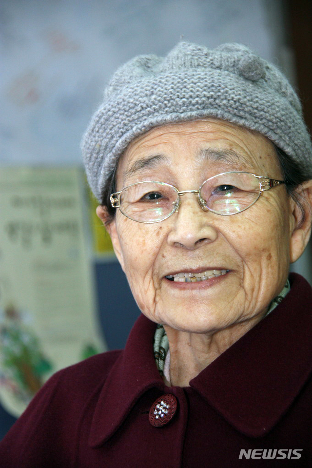 [광주=뉴시스]변재훈 기자 = 근로정신대와 함께하는 시민모임은 이금주(99) 태평양전쟁희생자 광주유족회 회장이 오는 10일 '국민훈장 모란장'을 받는다고 9일 밝혔다. 이 회장은 일제 강제동원으로 남편을 여읜 뒤 일본 정부의 사죄 배상을 촉구하며 평생을 일제강제동원 피해자들의 인권운동에 헌신했다. (사진=근로정신대와 함께하는 시민모임 제공) 2019.12.09. photo@newsis.com