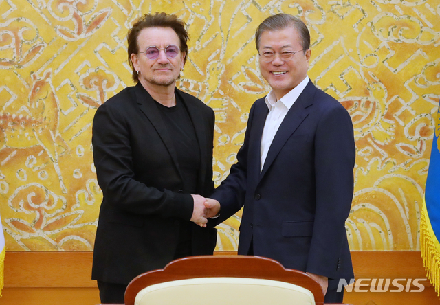 [서울=뉴시스]지난해 12월9일 문재인 대통령이 청와대에서 아일랜드 출신 록밴드 U2의 리드 보컬이자 보노와 기념촬영을 하고 있는 모습. (사진=뉴시스DB). 2019.12.09.