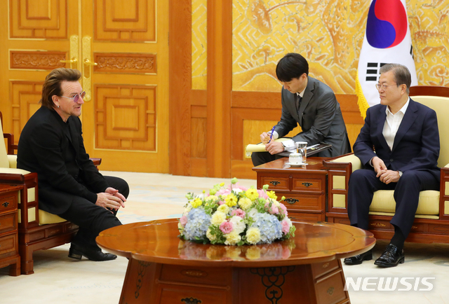[서울=뉴시스]지난해 12월9일 문재인 대통령이 청와대에서 아일랜드 출신 록밴드 U2의 리드 보컬이자 보노를 접견하고 있는 모습. (사진=뉴시스DB). 2019.12.09.