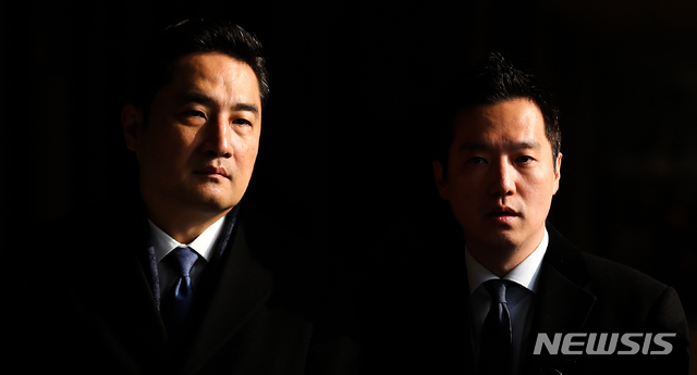 [서울=뉴시스]김선웅 기자 = 유튜브 채널 가로세로연구소를 운영하는 강용석 변호사와 김세의 전 기자가 9일 오전 서울 서초구 서울중앙지검에서 가수 김건모에 대한 고소장을 접수하기 위해 민원실로 향하고 있다.&nbsp; 가로세로연구소는 김건모에게 성폭행을 당했다고 주장한 여성 A로부터 제보를 받고 고소장을 제출했다고 밝혔다. 김건모 측은 사실이 아니라며 법정대응을 예고했다. 2019.12.09.&nbsp; mangusta@newsis.com