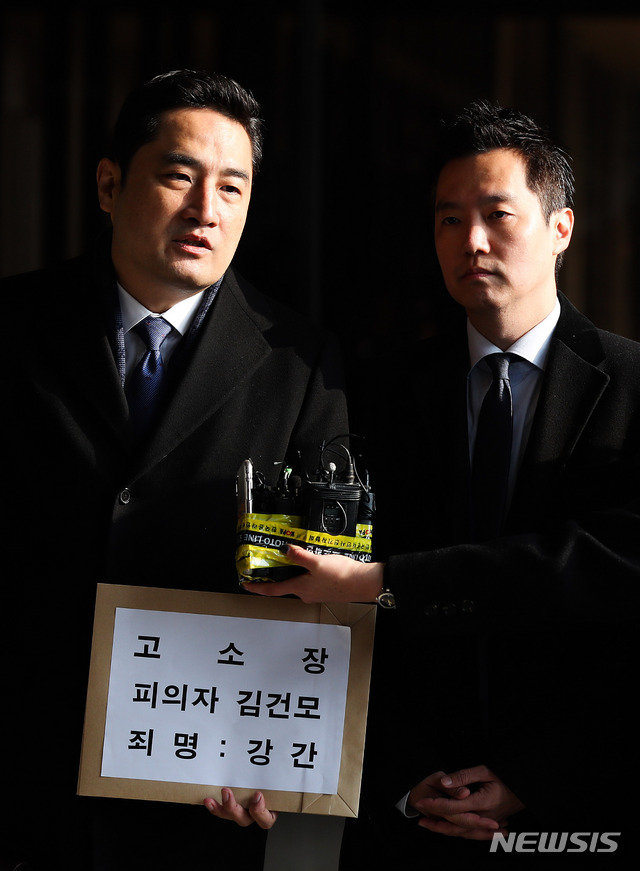 [서울=뉴시스]김선웅 기자 = 유튜브 채널 가로세로연구소를 운영하는 강용석 변호사와 김세의 전 기자가 9일 오전 서울 서초구 서울중앙지검에서 가수 김건모에 대한 고소장을 접수하기 위해 민원실로 향하고 있다. 가로세로연구소는 김건모에게 성폭행을 당했다고 주장한 여성 A로부터 제보를 받고 고소장을 제출했다고 밝혔다. 김건모 측은 사실이 아니라며 법정대응을 예고했다. 2019.12.09. mangusta@newsis.com