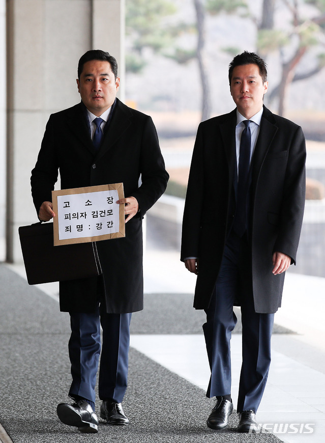 [서울=뉴시스]김선웅 기자 = 유튜브 채널 가로세로연구소를 운영하는 강용석 변호사와 김세의 전 기자가 9일 오전 서울 서초구 서울중앙지검에서 가수 김건모에 대한 고소장을 접수하기 위해 민원실로 향하고 있다. 가로세로연구소는 김건모에게 성폭행을 당했다고 주장한 여성 A로부터 제보를 받고 고소장을 제출했다고 밝혔다. 김건모 측은 사실이 아니라며 법정대응을 예고했다. 2019.12.09. mangusta@newsis.com