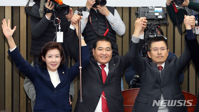 [서울=뉴시스] 이종철 기자  = 자유한국당 새 원내대표에 선출된 심재철 의원이 9일 오전 서울 여의도 국회에서 열린 의원총회에서 황교안 대표와 나경원 전 원내대표와 손을 들고 있다. 2019.12.09.jc4321@newsis.com