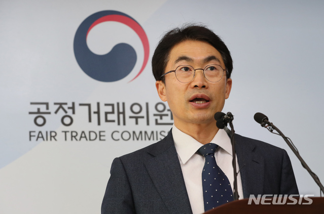 [세종=뉴시스] 강종민 기자 = 정창욱 공정거래위원회 기업집단정책과장이 9일 오전 정부세종청사에서 2019년 공시대상 기업집단의 지배구조 현황을 분석·발표하고 있다. 분석결과 총수일가 이사 등재 현황은 총수 있는 집단의 분석대상 회사 1801개 사 중 총수일가 이사등재 회사는 321개 사, 17.8%로 나타났다. 2019.12.09. ppkjm@newsis.com