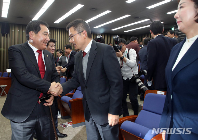 [서울=뉴시스]이종철 기자 = 자유한국당 신임 원내대표로 선출된 심재철 의원이 당선 후 황교안 대표와 악수하며 인사하고 있다. 2019.12.09. photo@newsis.com