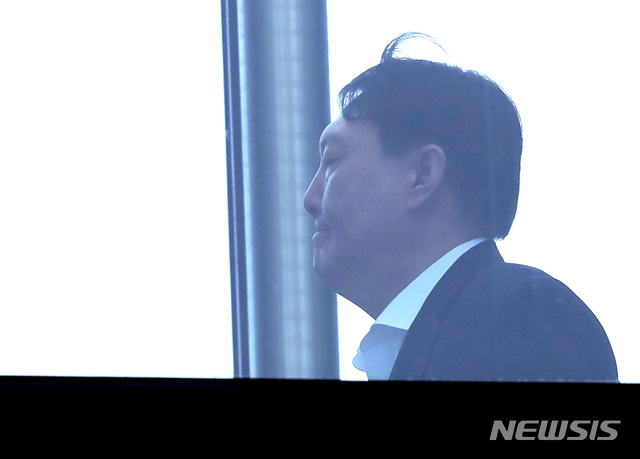 [서울=뉴시스] 이영환 기자 = 윤석열 검찰총장이 9일 오후 서울 서초구 대검찰청에서 구내식당으로 이동하고 있다. 2019.12.09.&nbsp;&nbsp; 20hwan@newsis.com